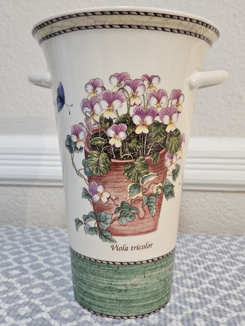 Vintage 1997 Wedgewood Sarah's Garden Queens Ware Botanical 7" Vase